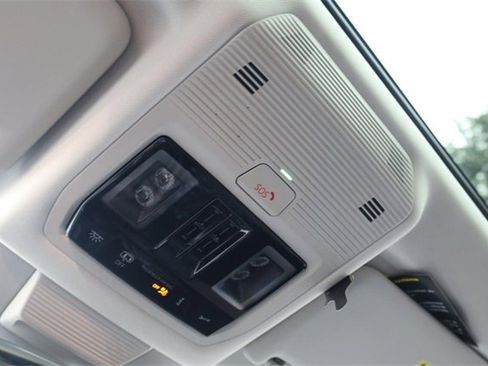 New 2025 Volkswagen Tiguan SE image 18