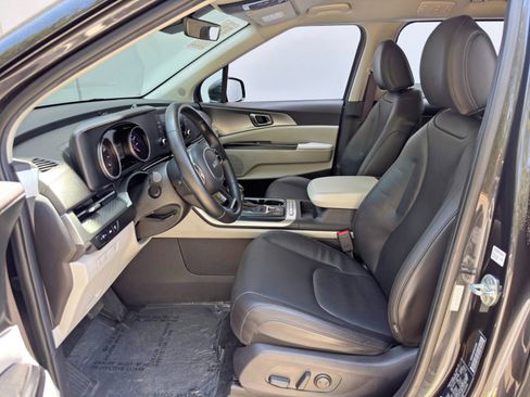 Used 2023 Kia Carnival LX FWD image 15