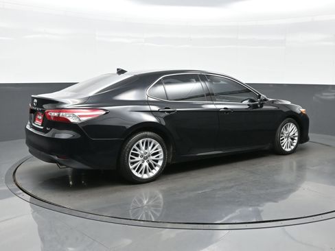 Used 2020 Toyota Camry XLE image 6