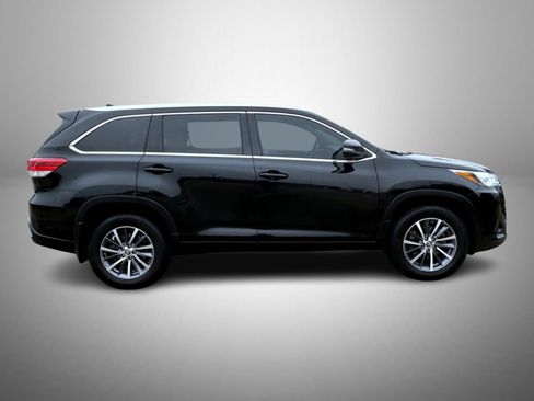 Used 2019 Toyota Highlander XLE AWD/4WD image 4