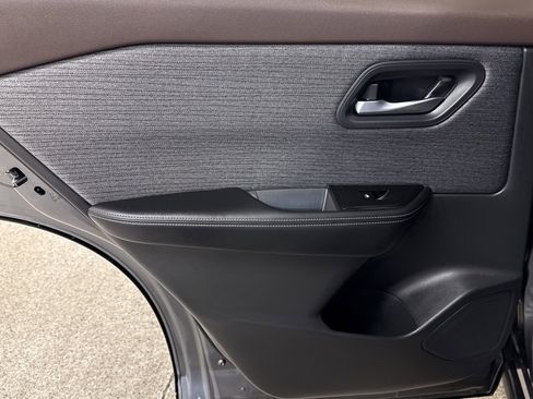 Used 2023 Nissan Rogue SV image 11