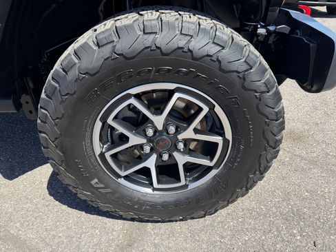 Used 2025 Jeep Wrangler Unlimited Rubicon AWD/4WD image 29