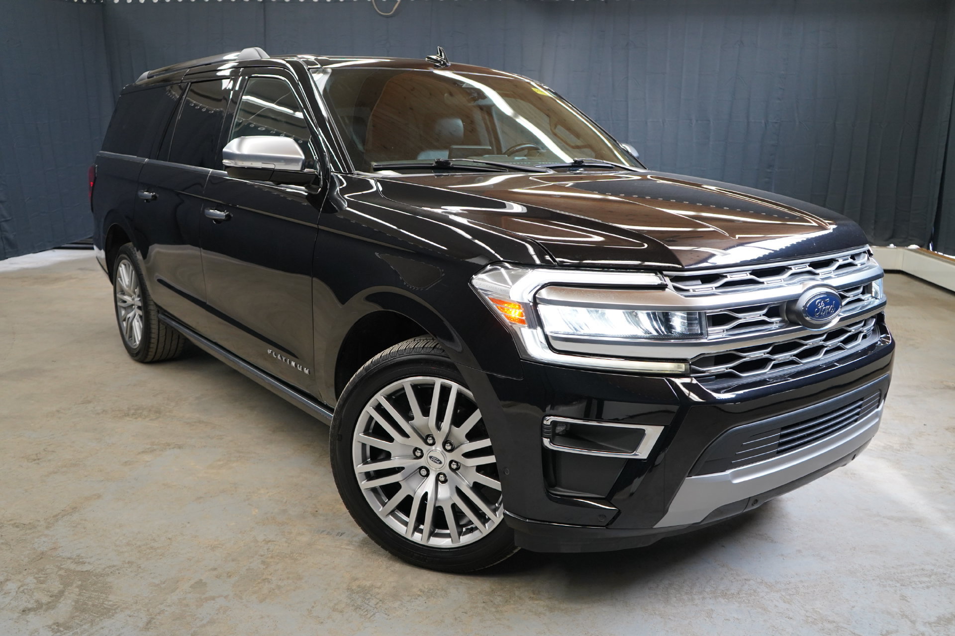 Used 2024 Ford Expedition Max Platinum AWD/4WD image 3