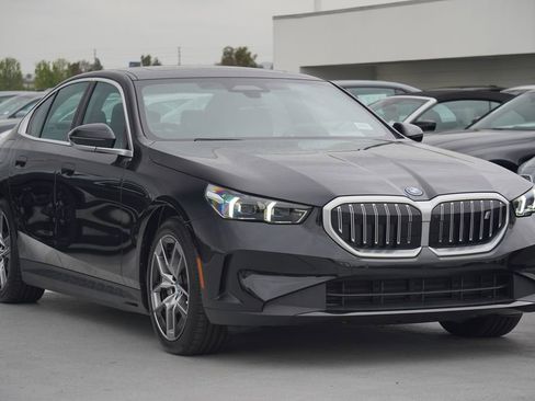Used 2025 BMW i5 xDrive40 w/ M Sport Package image 3
