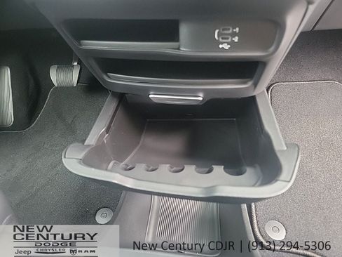 New 2027 Chrysler Pacifica Select FWD image 26