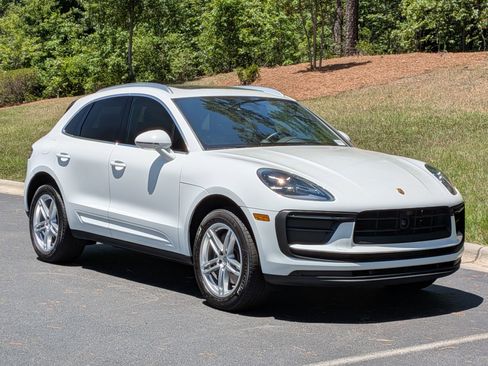 Certified 2025 Porsche Macan AWD/4WD image 32