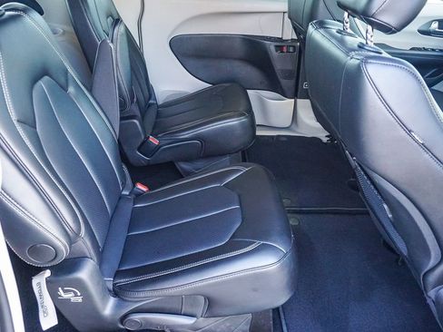 Used 2024 Chrysler Pacifica Touring-L image 14