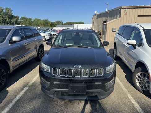 Used 2018 Jeep Compass Latitude w/ Cold Weather Group AWD/4WD image 3