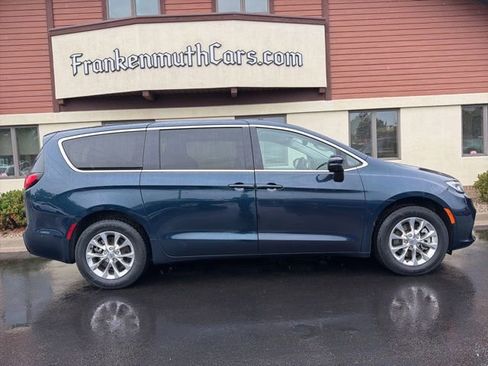 Used 2023 Chrysler Pacifica Touring-L AWD/4WD image 7