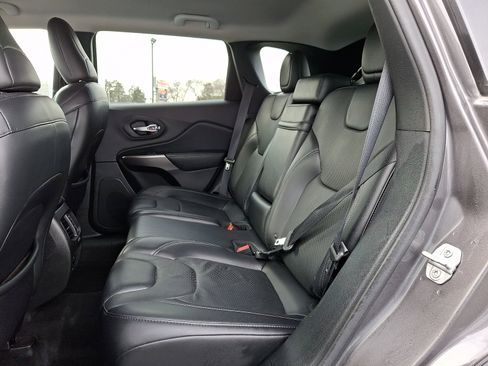 Used 2019 Jeep Cherokee Limited image 10