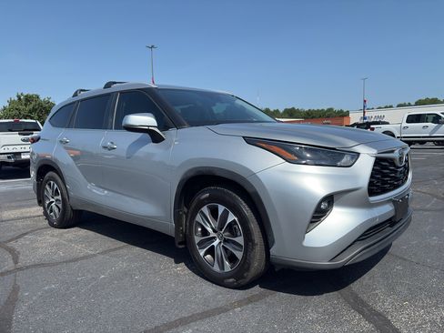 Used 2024 Toyota Highlander XLE FWD image 3