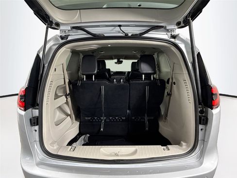 Used 2024 Chrysler Pacifica Touring-L FWD image 18