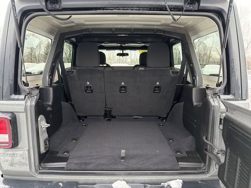 Used 2020 Jeep Wrangler Unlimited Sahara image 21