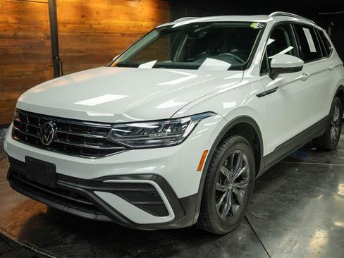 Used 2022 Volkswagen Tiguan SE w/ Panoramic Sunroof Package image 2