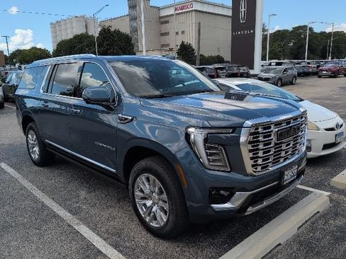 Used 2025 GMC Yukon XL Denali w/ Sun & Power Step Package AWD/4WD image 3