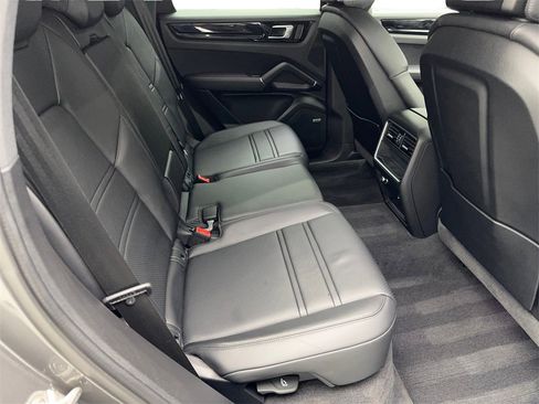 Used 2022 Porsche Cayenne image 38