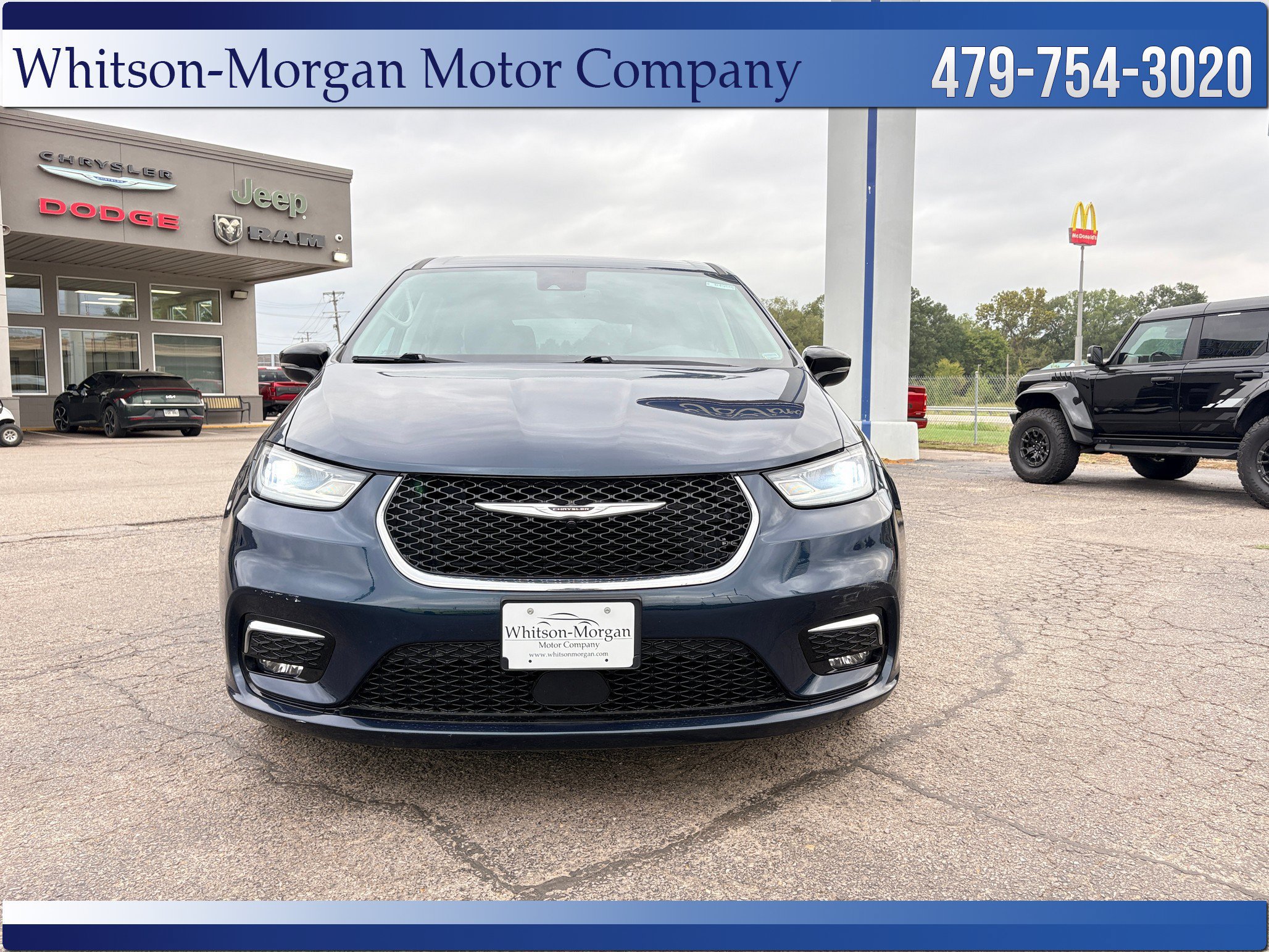 Used 2024 Chrysler Pacifica Touring-L FWD image 2