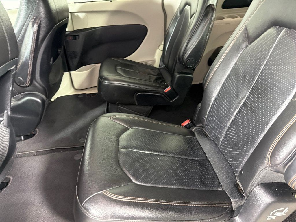 Used 2019 Chrysler Pacifica Touring-L FWD image 17