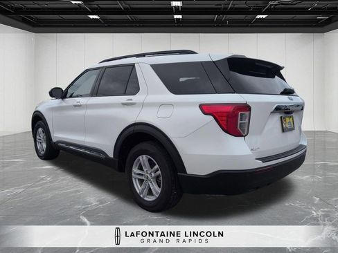 Used 2023 Ford Explorer XLT AWD/4WD image 3