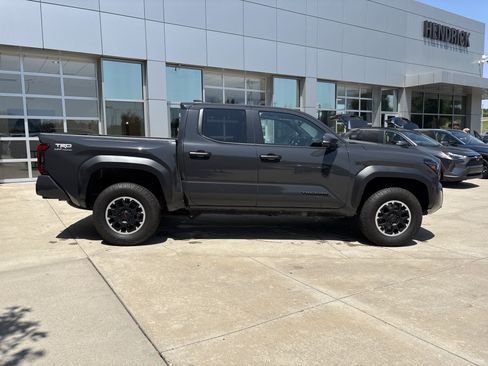 Used 2024 Toyota Tacoma TRD Off-Road w/ TRD Off Road Premium Package AWD/4WD image 10