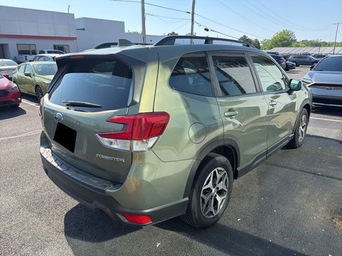 Used 2019 Subaru Forester Premium w/ All-Weather Package AWD/4WD image 4
