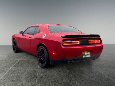 Used 2015 Dodge Challenger SXT image 5