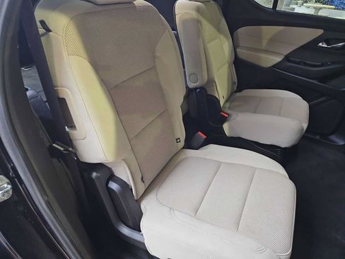 Used 2022 Chevrolet Traverse LT FWD image 37