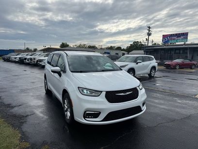 Used 2023 Chrysler Pacifica Touring-L