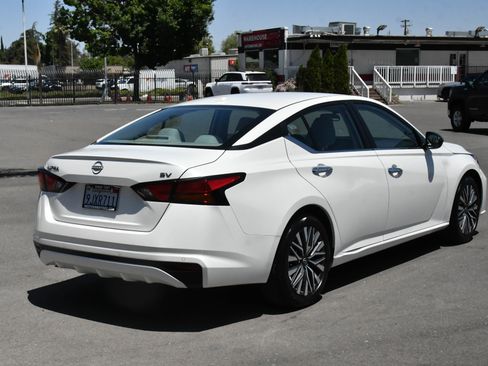 Used 2024 Nissan Altima 2.5 SV FWD image 8