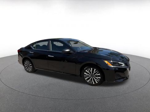 Used 2025 Nissan Altima 2.5 SV FWD image 2