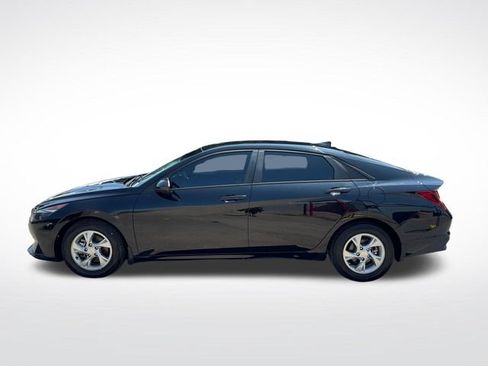 Used 2022 Hyundai Elantra SE FWD image 2