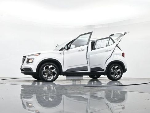Used 2024 Hyundai Venue SEL FWD image 53