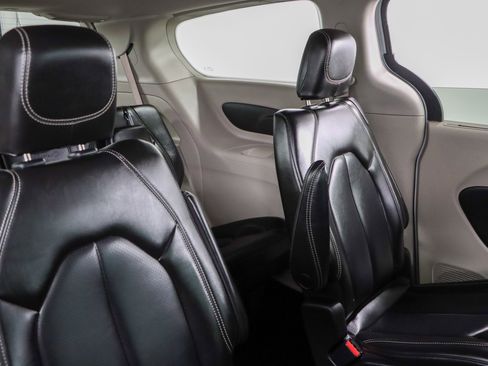 Used 2023 Chrysler Pacifica Touring-L FWD image 28