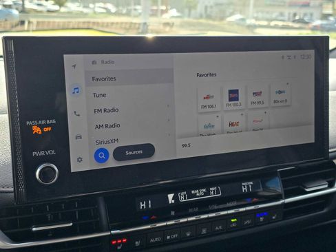 Used 2025 Toyota Sienna Platinum image 28