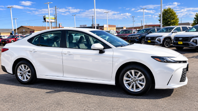 Used 2025 Toyota Camry LE AWD/4WD image 2