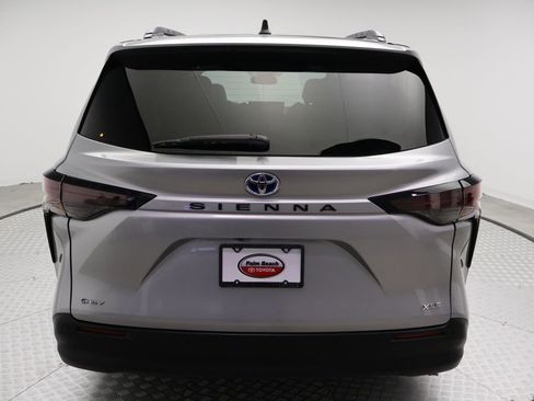 Certified 2025 Toyota Sienna XLE image 10