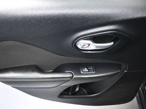 Used 2015 Jeep Cherokee Latitude w/ Cold Weather Group FWD image 19