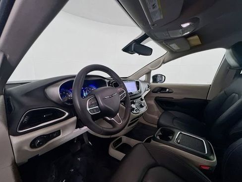 Used 2024 Chrysler Pacifica Touring-L image 17