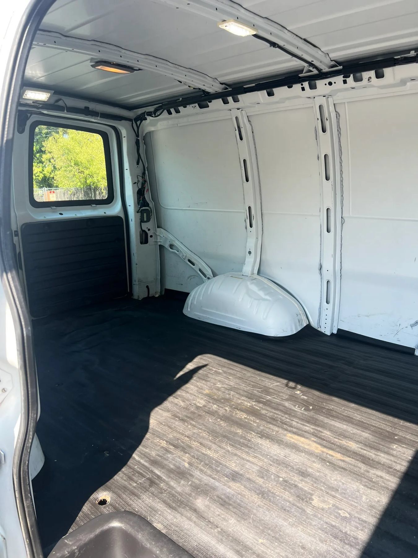 Used 2014 Chevrolet Express 2500 RWD image 12