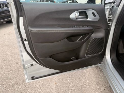 New 2026 Chrysler Pacifica Limited FWD image 29