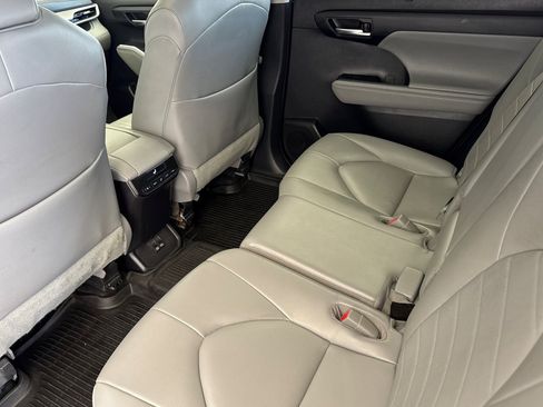 Used 2023 Toyota Highlander XLE AWD/4WD image 11