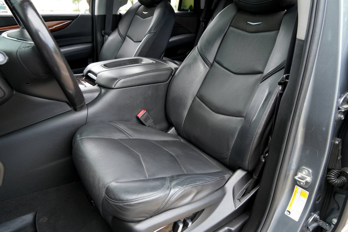 Used 2019 Cadillac Escalade Premium Luxury AWD/4WD image 6