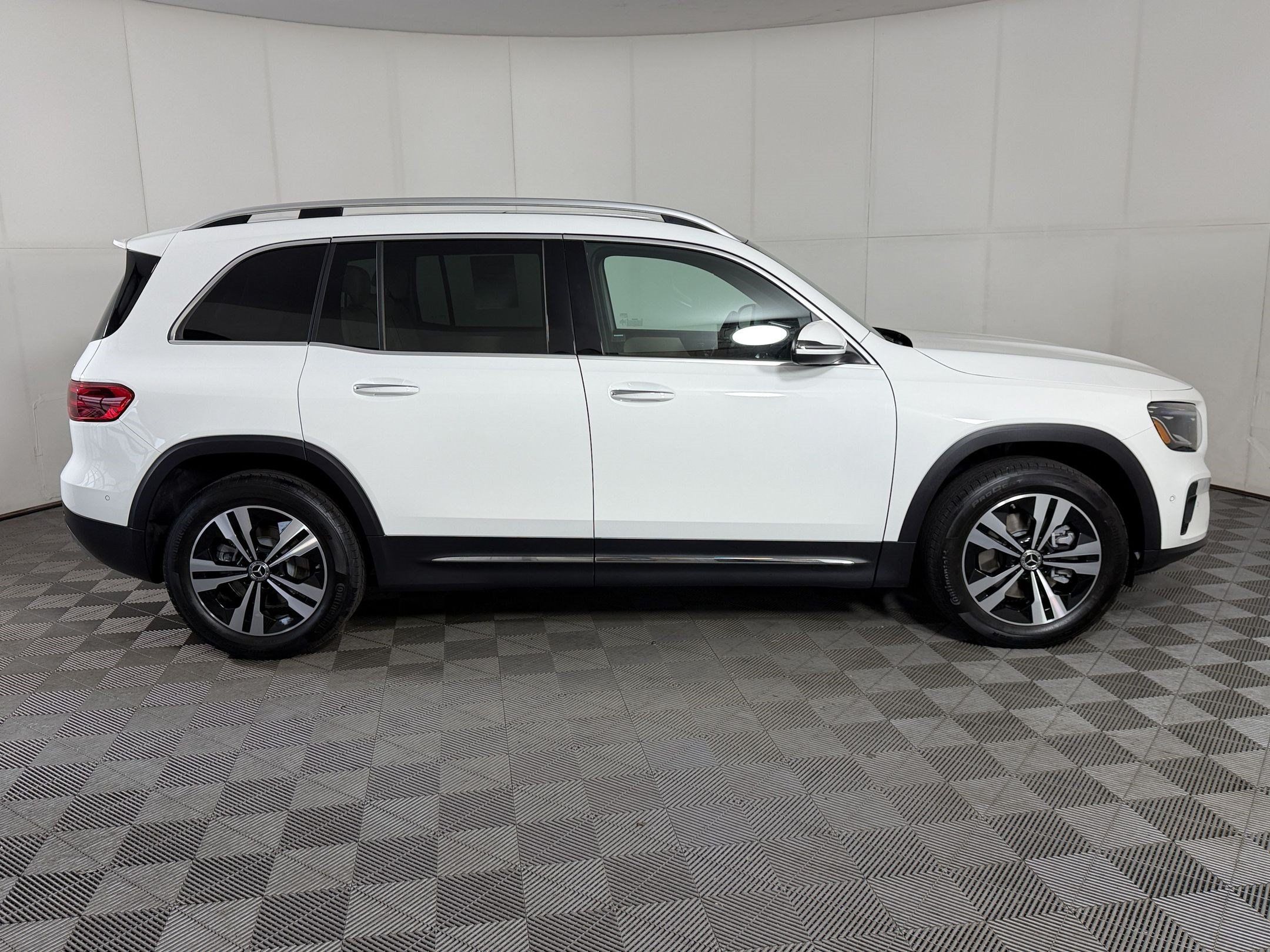 Used 2025 Mercedes-Benz GLB 250 4MATIC image 8