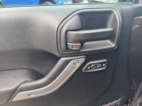 Used 2016 Jeep Wrangler Unlimited Rubicon image 12