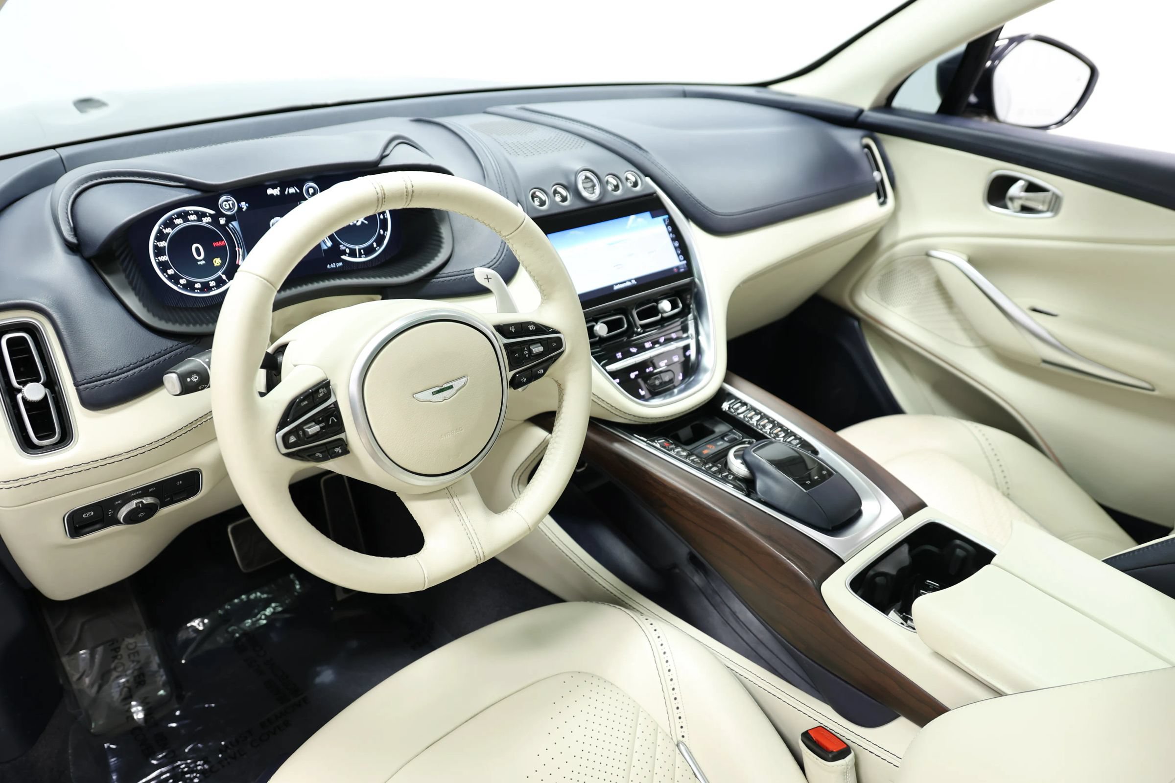 Used 2021 Aston Martin DBX AWD/4WD image 21