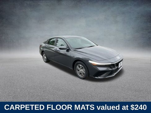 Used 2025 Hyundai Elantra SE image 2