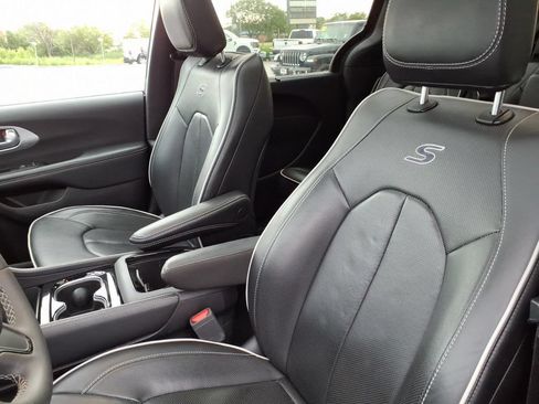 Certified 2025 Chrysler Pacifica Limited FWD image 10