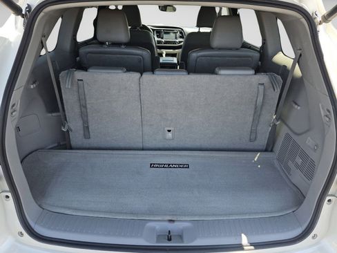 Used 2017 Toyota Highlander XLE w/ Carpet Mat Package AWD/4WD image 26