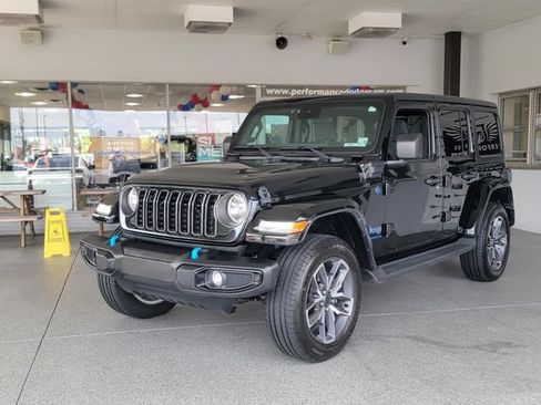 Used 2024 Jeep Wrangler Unlimited w/ Convenience Group AWD/4WD image 4