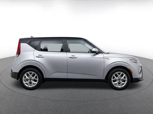 Used 2025 Kia Soul LX w/ LX Technology Package FWD image 10